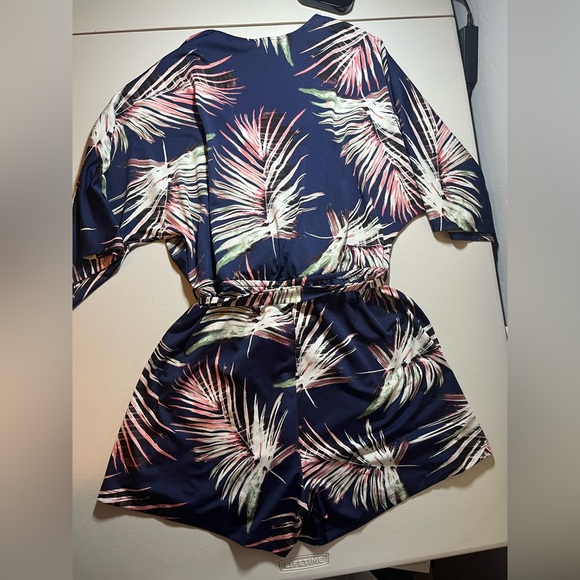 Veronica M Blue Floral Shorts Romper w/ Tie String V-neck Women’s Size Large - Picture 6 of 7